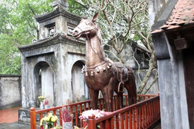 Đề nghị báo chí điều tra những người đến chùa dâng lễ lớn